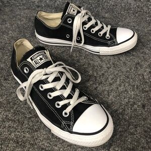 Women’s Black converses size 8